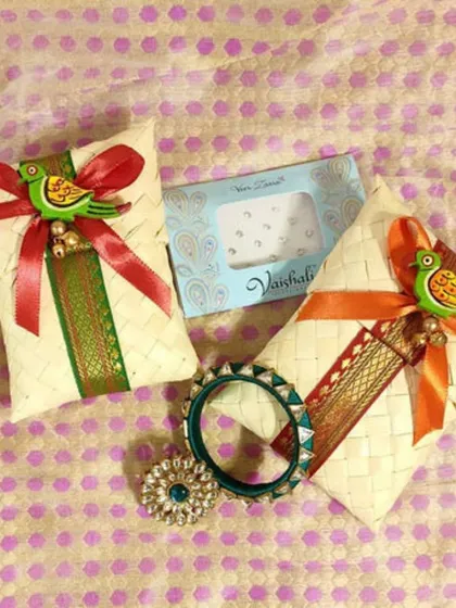 These charming eco-friendly pouches are decorated with a small wooden parrot and colorful ribbons. They are perfect for filling with small treats as a return gift.