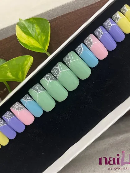 Is this your summer vibe? A beautiful set of pastel press-on nails with a geometric silver design at the cuticle.