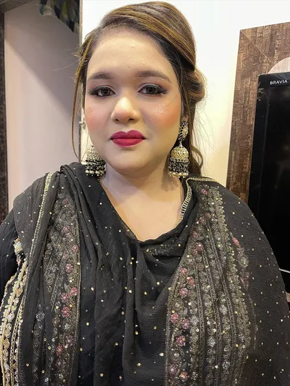 A direct, no-filter shot showing the flawless finish. The makeup looks fresh and vibrant, proving you don't need editing to look your absolute best.