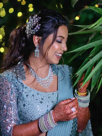 I loved creating this glamorous look for my architect bride, Shriya. We went for a fun, shade-shifting smokey eye with delicate rhinestones that perfectly complemented her stunning saree gown and sparkling personality for her reception. ✨