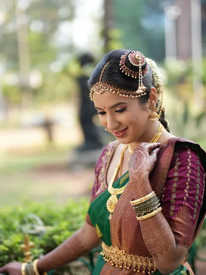 A side view of the bride's look, showing the elegant curve of her hairstyle and the way the makeup enhances her profile. Every detail is considered for a complete and polished look.