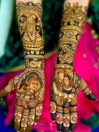 A duplicate of image 190, this design blends personal portraits of the bride and a couple with a divine portrait of Shrinathji.