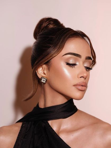 The highlight on the skin is the star of this soft and luminous look.