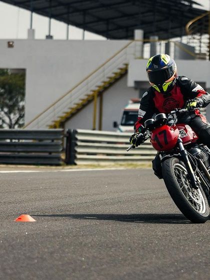 This is our counter-steering drill in action. It's a fundamental skill that might feel counterintuitive at first, but it's the key to stable and effortless turning, especially at speed.