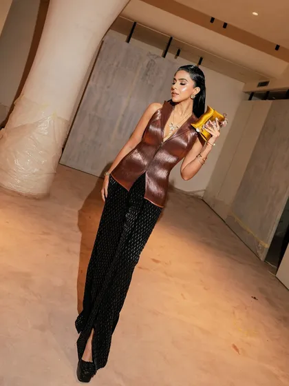 A full view of this radiant goddess look. The sun-kissed skin and defined eyes create a powerful and glamorous statement, perfect for any high-profile evening.