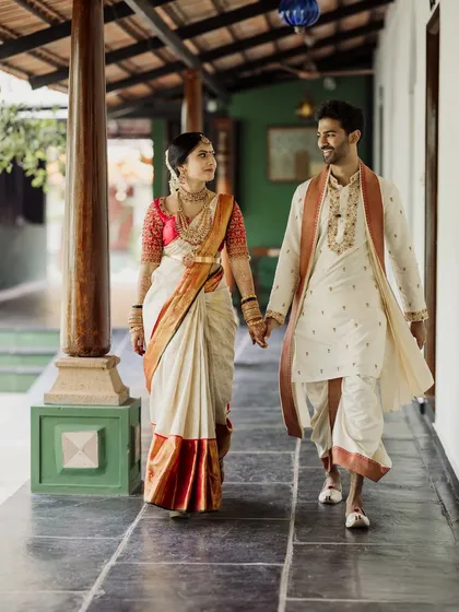 A classic walking shot along the covered verandah. The repeating pillars create a beautiful sense of depth and perspective for this romantic portrait.