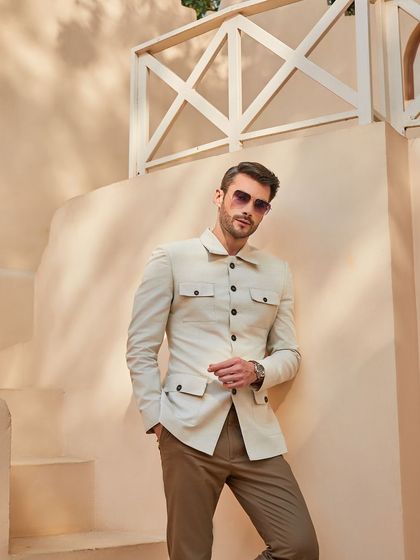 Sepia-tinted elegance. This four-pocket jacket, made from 100% organic Irish linen with horn buttons, is the perfect choice to exude power and sophistication.