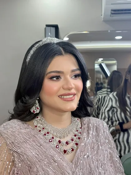 Another angle of this beautiful celebrity glam look.
