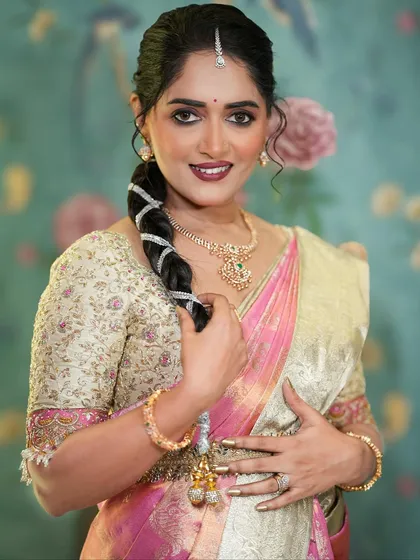This image showcases the beautiful fit and intricate sleeve detail of the custom floral embroidered blouse. It’s a perfect example of how a blouse can complete a traditional South Indian look.