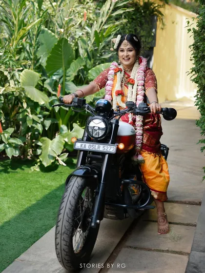 Tradition with a twist of personality. This bride, glowing in her traditional Madisar saree, proves that you can embrace your heritage while celebrating your own unique and fearless spirit.