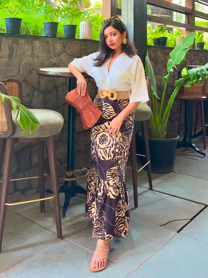 A final pose in my bohemian-chic summer outfit. It's comfortable, elegant, and perfect for a hot day.