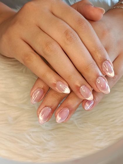 A softer version of the cat eye effect, with a white shimmer over a pink base.