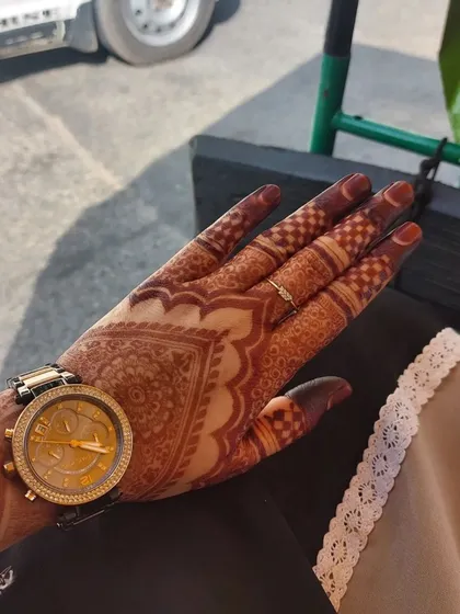 Here is the final, mature stain after two days, seen in natural daylight. This deep brown color is what I call 'staingoals', and it's the result you can expect from my pure henna products.