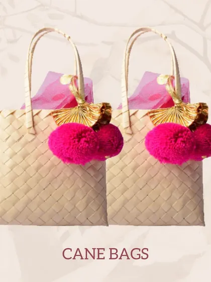 These small cane bags with bright pink pom-poms are another one of my favorite eco-friendly favour options. They are perfect for a beach wedding or a vibrant Mehendi party.