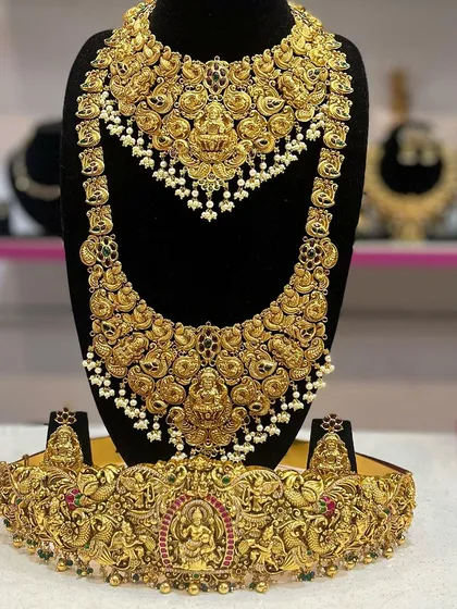 This is a complete view of one of our most popular antique-finish temple jewellery rental sets. It includes a choker, long haram, a detailed Vaddanam (waist belt), and matching earrings, giving you the full bridal look.