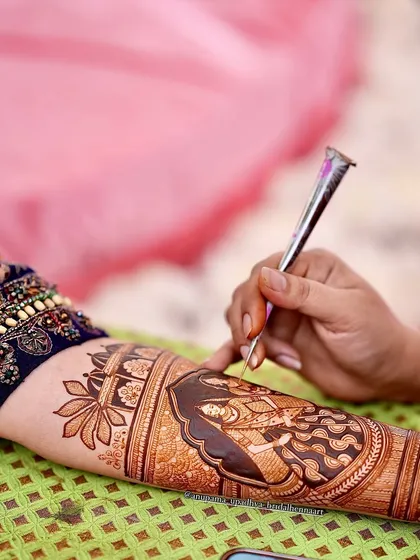Adding intricate details to a bride's arm. It's the small, fine lines that bring a large figure to life and make the design truly special.