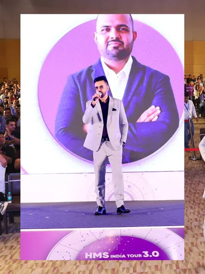 A full-stage view of me hosting the HMS India Tour in Delhi.