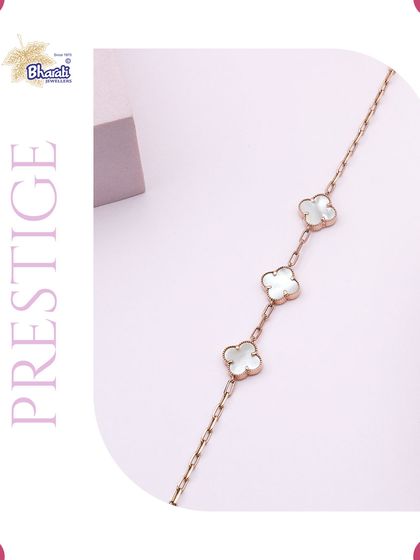 Effortless elegance with an iconic design. This bracelet features three mother of pearl clover motifs set on a delicate rose gold chain, offering a touch of refined charm for any occasion.