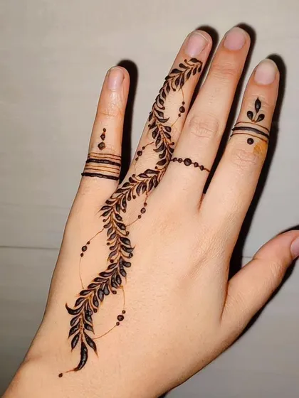 The full view of this elegant and simple leafy vine design.