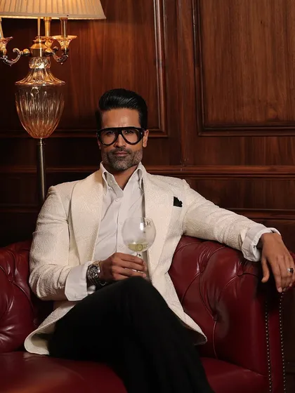 This white textured blazer, worn as a tuxedo jacket, exudes an "old-money" charm. It's perfect for high-end dinners and exclusive receptions.