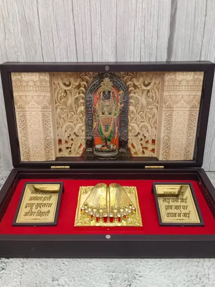 Yeh Ayodhya Ram Lalla Gift Box ek bahut hi anmol tohfa hai. Ismein Ram ji ke padam aur Ayodhya mandir ka design hai, jo isse griha pravesh ya kisi bhi khaas mauke ke liye perfect banata hai.