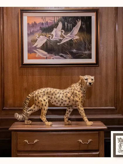I believe decor should be bold and tell a story. This handcrafted cheetah sculpture, placed on a classic wooden chest, brings a touch of the wild into a refined space, creating a dynamic and unforgettable focal point.