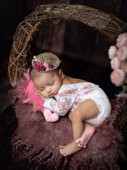 Another sweet pose in the rustic wreath, this time with the baby curled up on her side.
