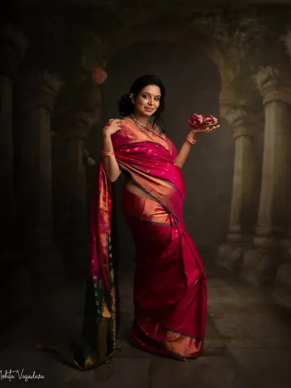 Embracing tradition can be so powerful. Draping a beautiful saree for a maternity portrait connects generations and celebrates your heritage. I see these as timeless paintings, honoring both the mother-to-be and the culture she holds dear.