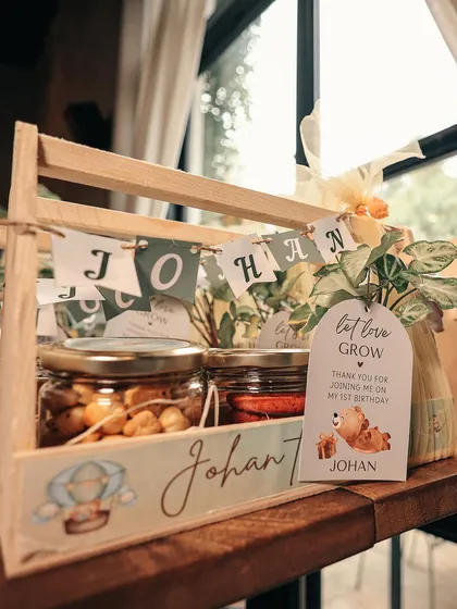 The party favors for Johan's birthday were these beautiful custom wooden caddies with treats and a small plant, reflecting the "let love grow" theme.