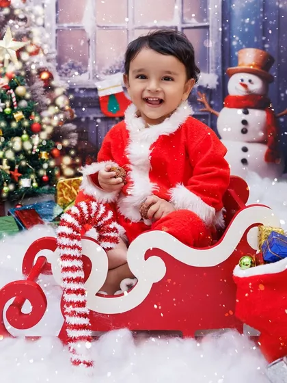 Santa's cutest little helper has arrived! My Christmas mini sessions are all about capturing that holiday magic with festive outfits and a winter wonderland setup right in my studio.