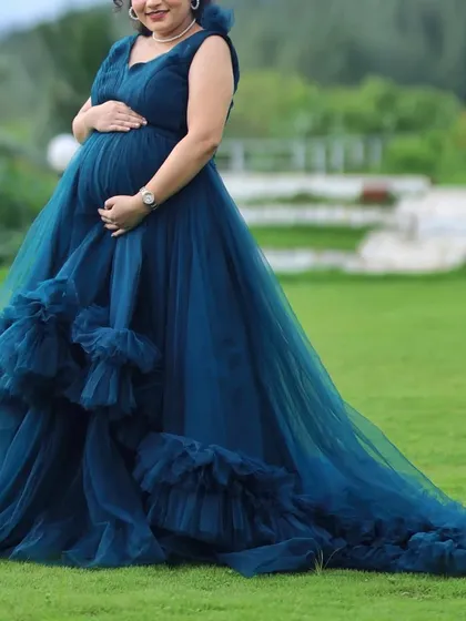 Feel like a queen during your maternity shoot in this beautiful turquoise gown. It features a long, flowing tail and is a versatile two-in-one piece that also converts into a shorter frock.