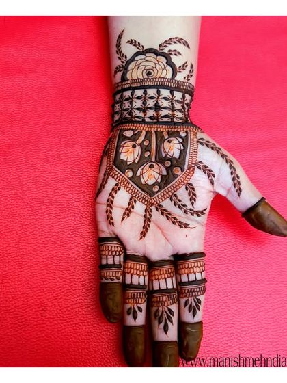 Intricate Bridal Mehndi photo 25