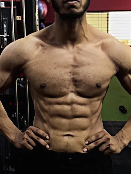 The final result after 11 weeks of hard work. This client's abdominal definition is the clear outcome of a disciplined diet and training plan.