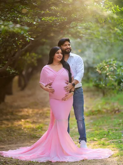 This is what golden hour magic looks like. We found the perfect spot in this Jaipur garden where the light streamed through the trees, creating a soft, dreamy glow around this beautiful couple as they anticipate their new arrival.