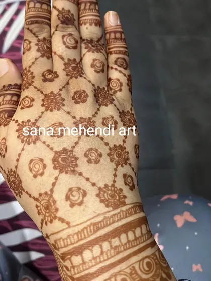 A delicate and intricate jaal (net) pattern on the back of the hand.