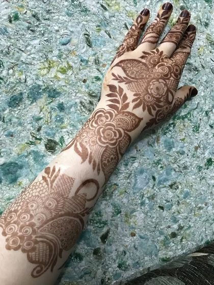 A beautiful example of a stained design, showing the lovely brown color of the finished henna.