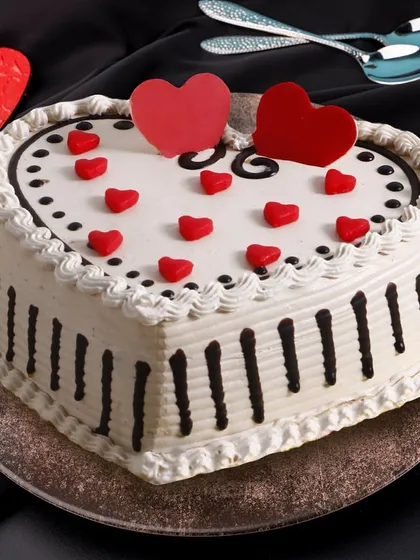 Our 'In my Heart' Tiramisu Cake is a sophisticated choice for celebrations. The classic coffee and mascarpone flavors are presented in a lovely heart shape.