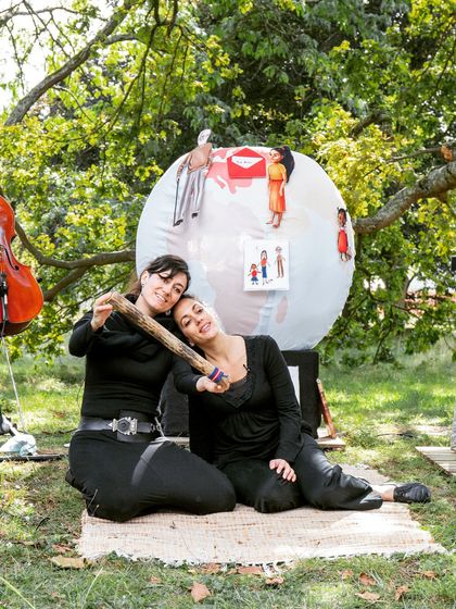 A sweet moment between the two performers of 'Pajarillo Verde'. Their collaboration and friendship shine through in this gentle show about lullabies from around the world.