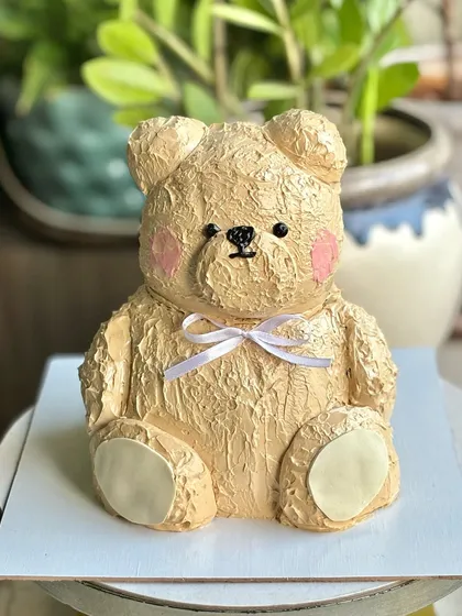 Not just a cake, but a life-sized masterpiece. This sculpted teddy bear cake was created with layers of rich chocolate ganache and coffee buttercream, designed to look just like a soft toy. It’s for those seeking bold, artistic, and beyond-ordinary cakes. 🧸✨