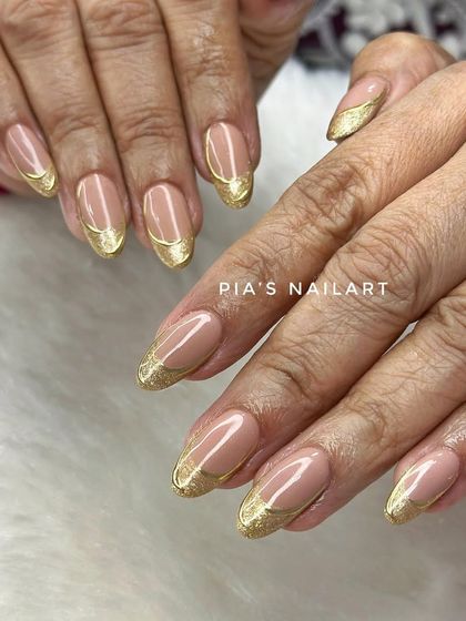 A classic glitter French with a twist. We added a thin gold chrome line to elevate the look and add an extra touch of detail.