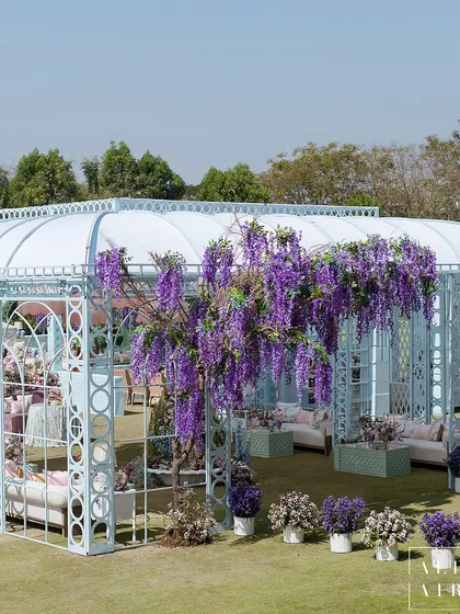 Inspired by the romance of Bridgerton, this 'Mayfair Luncheon' was all about easy elegance. This whimsical trellis, draped in wisteria, created a light and loving atmosphere, perfect for a gentle and gracious welcome celebration.