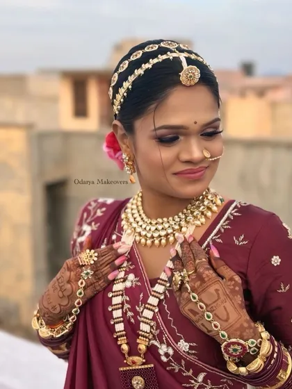 A closer look at the Marwadi bridal makeup. The focus is on sharp, defined eyes and flawless skin, paired with traditional jewellery like the borla and nath for an authentic look.