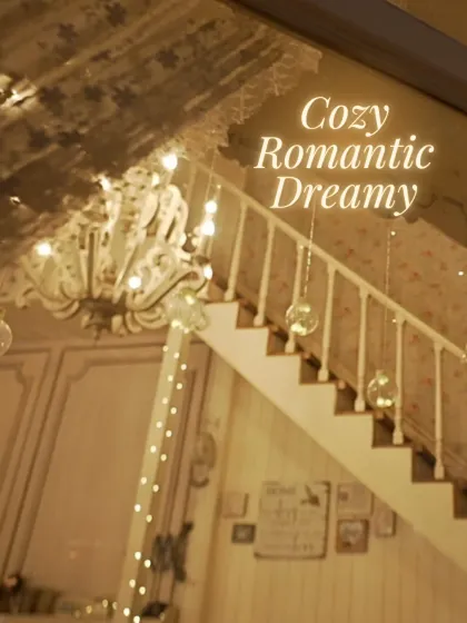 The combination of the chandelier and twinkling fairy lights creates a cozy, romantic, and dreamy atmosphere. It’s this soft, magical lighting that makes the space feel so special.