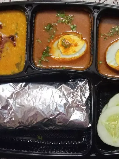 We also offer egg-based meals for a great protein alternative. This thali comes with a comforting egg curry, dal, rotis kept warm in foil, and a refreshing cucumber salad.