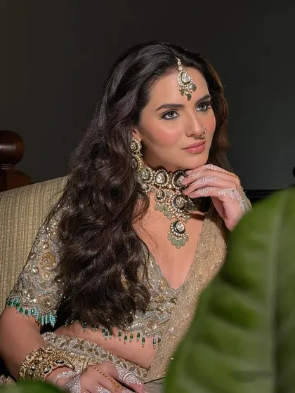 This is for the bride who wants to feel like a modern Maharani. It's a look of pride, poise, and power, combining regal kohl-rimmed eyes with soft, glowing skin.