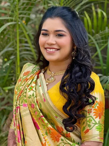 A sun-kissed and elegant look for a Mahurat ceremony. The soft yellow glow and effortless radiance are perfect for a day-time event.