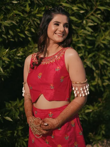 A customised statement jewellery set is a vibe. This client chose a bohemian look for her haldi with our shell armlet and hand harness.