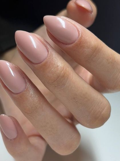 A beautiful nude pink on almond-shaped nails. This versatile and elegant shade elongates the fingers and is perfect for any occasion.