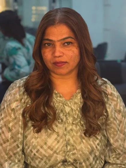 This client received a beautiful, warm-toned hair color with soft waves. Our no-bleach formula ensures the hair remains healthy and strong while achieving a vibrant, transformed look.