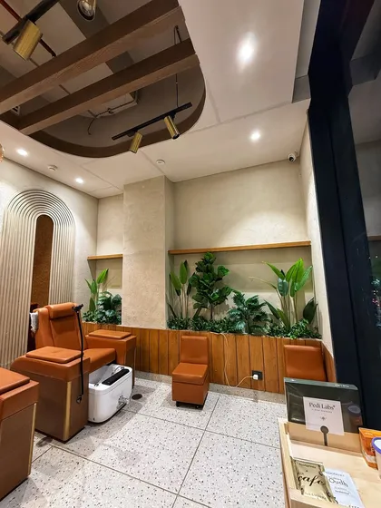We bring a refreshing and professional atmosphere to commercial spaces. Here’s a look at the serene pedicure area we designed for Looks Salon in Noida, using a mix of artificial plants to create a maintenance-free green nook.
